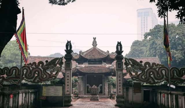 More than just a place of worship, Lang Pagoda also offers a refreshing green oasis amidst the bustling urban landscape.