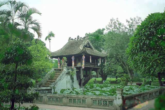 Góc chụp nghiêng Chùa Một Cột mang vẻ đẹp trầm mặc thời gian