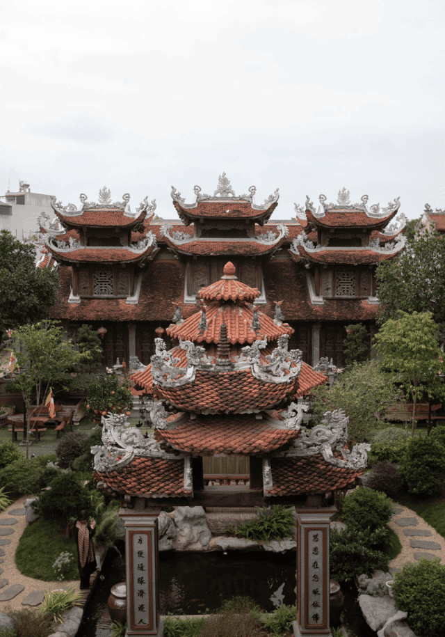 Chùa được Lệ Thiên Hoàng hậu (niên hiệu Thiên Thuận, thời vua Lý Thần Tông), cho xây vào năm 1130 , là nơi thờ Phật và đức tổ Mẫu Ngâu
