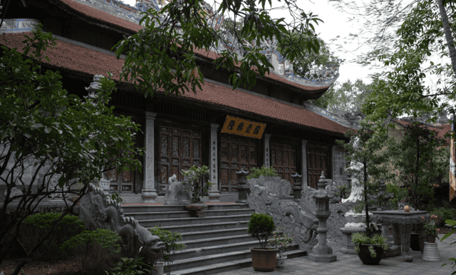Ẩn dưới những tán cây xanh mát, chùa gồm các công trình hạng mục như cổng Tam Quan, ngôi Tam Bảo, Nhà Thờ Tổ, Phủ Đế Đô Hưng Quốc