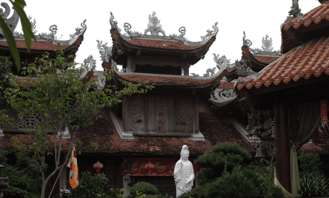 Tam bảo của chùa được xây tôn cao, phía trước là pho tượng Bồ tát Quan âm Nam Hải