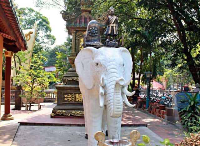 A statue depicting the legend of the white elephant carrying the Buddha statue and bronze bell