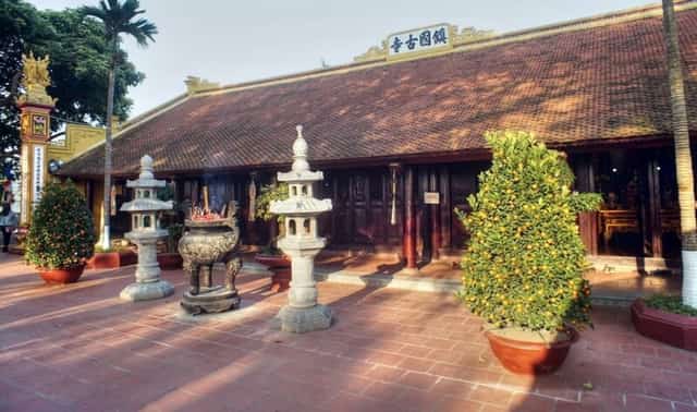 黎敬宗时期（1600-1618年），寺庙迁至金鱼岛，即现在的所在地。