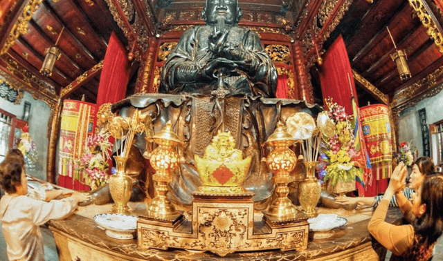 道观的正殿（拜堂）供奉着玄天镇武神像，该神像于1677年黎熙宗时期用黑铜铸造。
