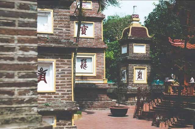 Các tháp mộ cổ bằng gạch nung rêu phong mang đậm dấu ấn thời gian tại khuôn viên chùa Trấn Quốc