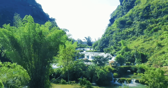这座瀑布分为三层，每一层都有巨大的岩石，使得水流更加湍急，倾泻而下冲击着湖面