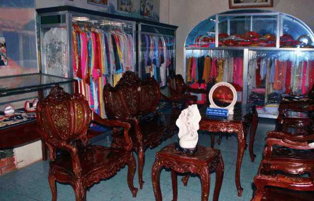 The museum exhibits mementos such as ao dai, hairpins, mirrors, and combs, brought by visitors from across the country to honor female martyr Võ Thị Sáu.