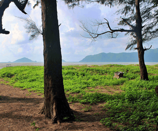 Hàng Keo Cemetery, once stained with the blood of heroes, is now a serene and peaceful beach on Côn Đảo.