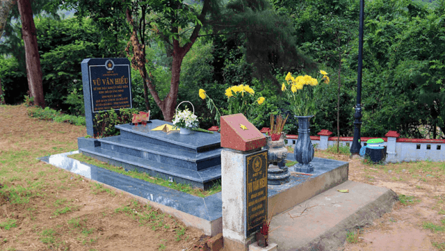 The grave of revolutionary soldier Vũ Văn Hiếu at Hàng Dương Cemetery.