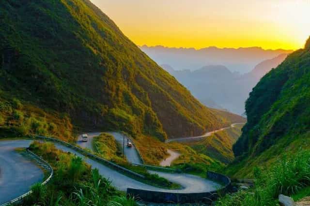 The Happiness Road in Ha Giang seems to always know how to please its visitors, as its beauty transforms with each season