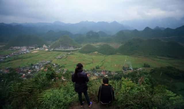 从广坝天堂之门可饱览广坝双峰山全景