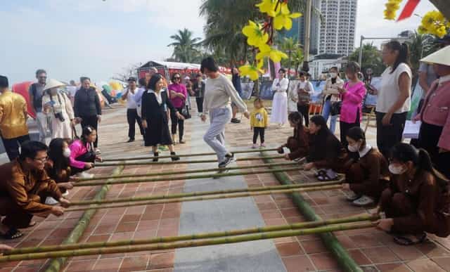 Nhiều du khách quốc tế hào hứng tham gia nhảy sạp