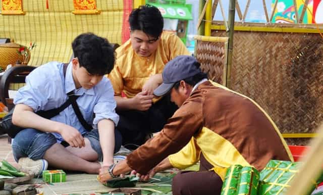 Nam du khách Kim Seon Ho đến Đà Nẵng du lịch và được trải nghiệm gói bánh chưng