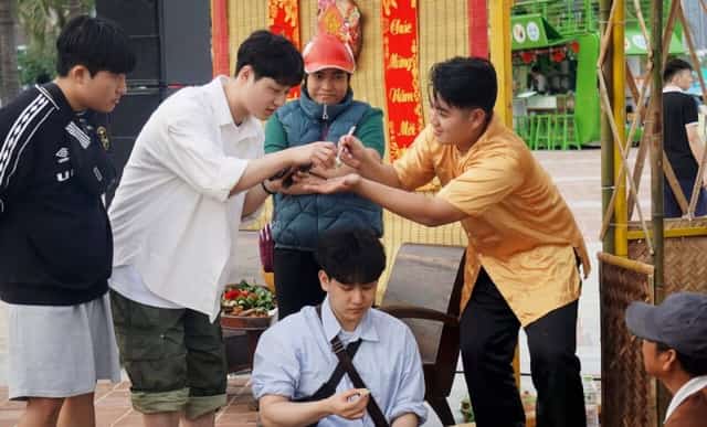 Sau khi gói bánh, anh Kim Seon Ho cùng nhóm bạn được ban tổ chức mời thưởng thức bánh chưng