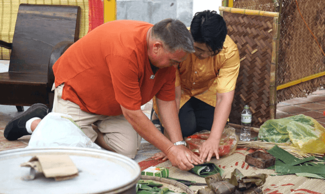 Nhiều khách Tây cũng tham gia gói bánh