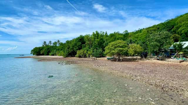 Hòn Đầm Giếng attracts visitors with its still pristine beauty, long stretches of sandy and pebbly beaches