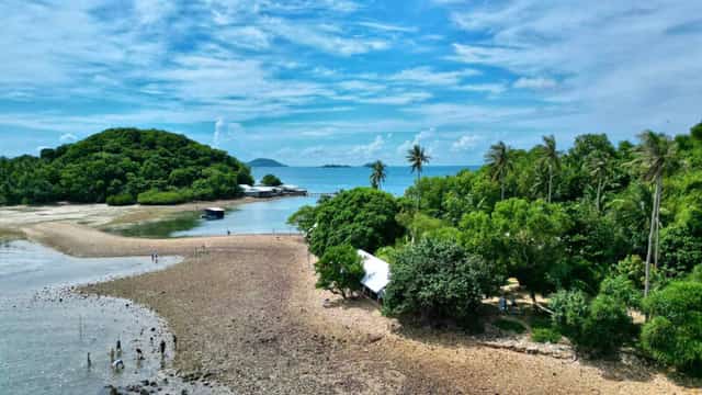 Ba Hòn Đầm also has the unique characteristic of being located in shallow waters, where the water only reaches an adult's waist