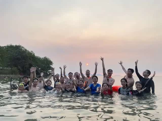 游客尽情体验海上娱乐活动