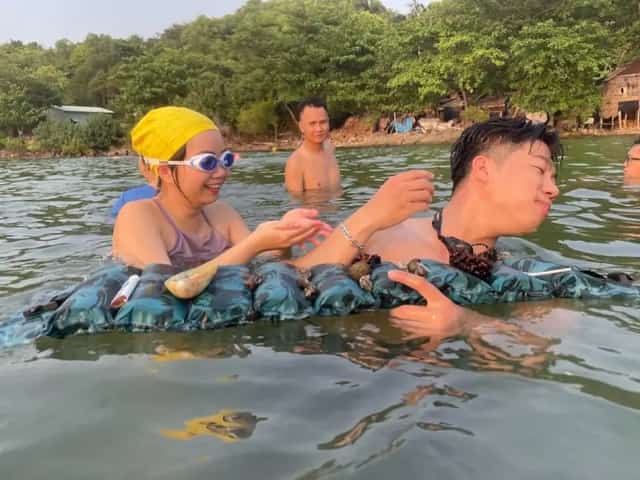 游客尽情体验海上娱乐活动