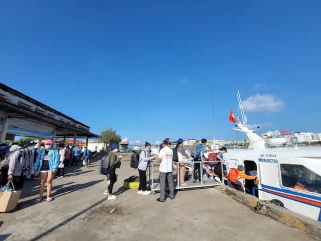 游客在预订船票和海盗岛上的旅游服务前,应关注天气预报。