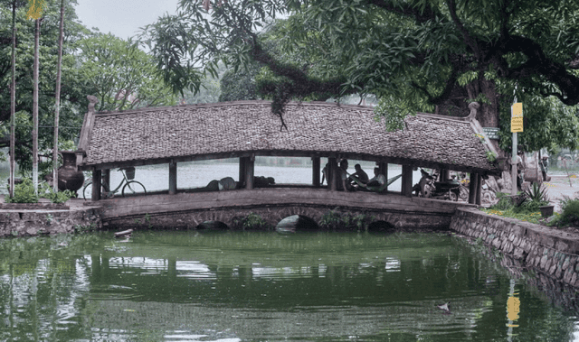 하(Hạ) 사원 양쪽에는 '짱 붕(Trạng Bùng)' 풍 칵 코안(Phùng Khắc Khoan)이 지은 녓 띠에우 끼에우(Nhật Tiêu Kiều) 다리와 응우옛 띠에우 끼에우(Nguyệt Tiêu Kiều) 다리가 있습니다.