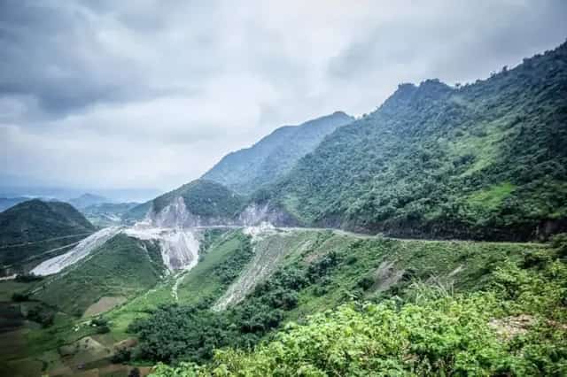 Đoạn đường đèo Thung Khe hùng vĩ với một bên là núi cao, một bên là vực thoải tạo thành những thung lũng nhiều cây xanh