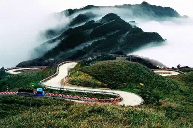 Vượt đèo Thung Khe vào những ngày đông để cảm nhận màn sương đặc quánh, cái lạnh tê tái cũng là một trải nghiệp rất đặc