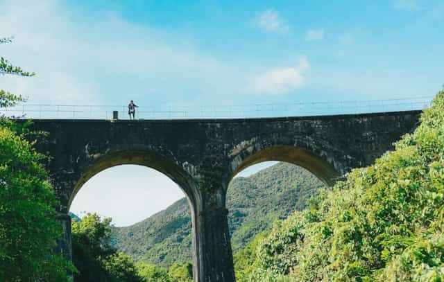 Cầu Vòm Đồn Cả nằm tại Ga Hải Vân Bắc, Phú Lộc, Thừa Thiên Huế, chân đèo Hải Vân
