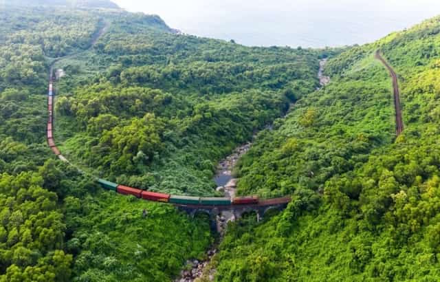 Cầu Vòm Đồn Cả Đà Nẵng gợi nhớ ngay đến đường ray Glenfinnan
