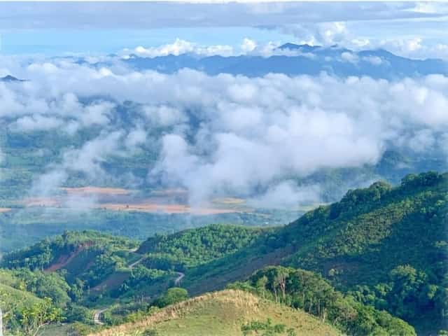 Cảnh quan thiên nhiên hùng vĩ nhìn từ đỉnh đèo Sa Mù Quảng Trị với những dải mây trắng bồng bềnh như biển mây bao phủ thung lũng và núi đồi phía dưới