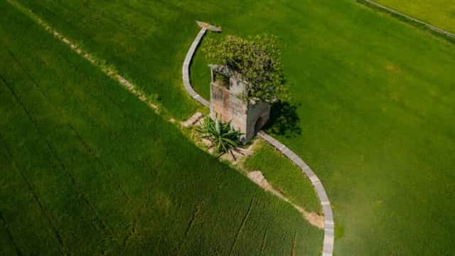 This old brick kiln, nestled amidst lush green rice fields in Vinh Nam hamlet, Duy Vinh commune, Duy Xuyen district, Quang Nam province, is approximately 5km from Hoi An City.