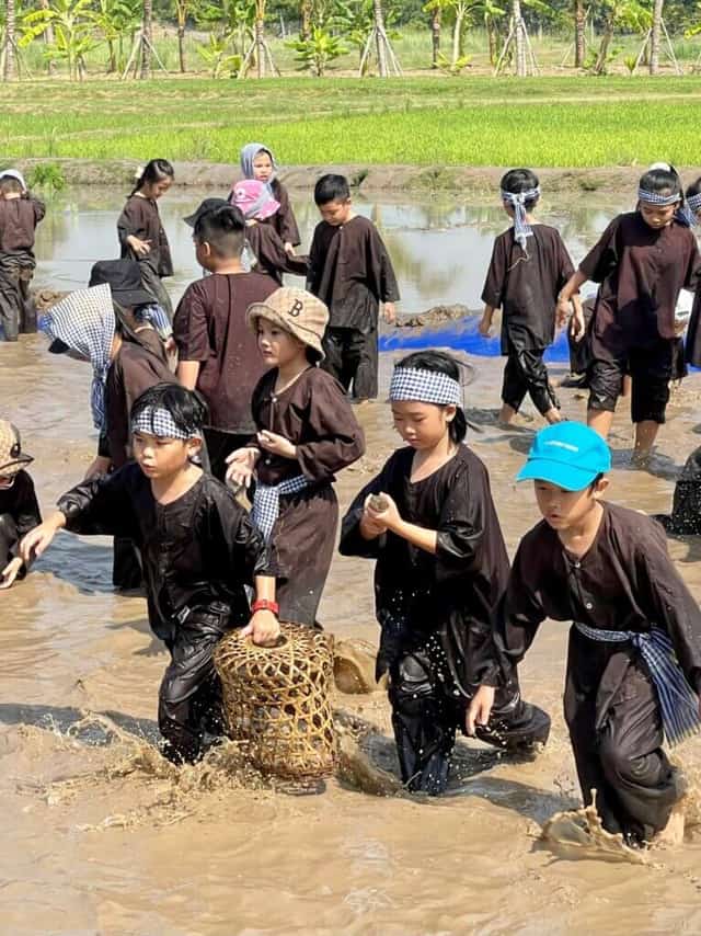 Các em thiếu nhi sẽ được trải nghiệm làm người nông dân xứ rừng U Minh Hạ qua trò chơi mò ốc, bắt cá