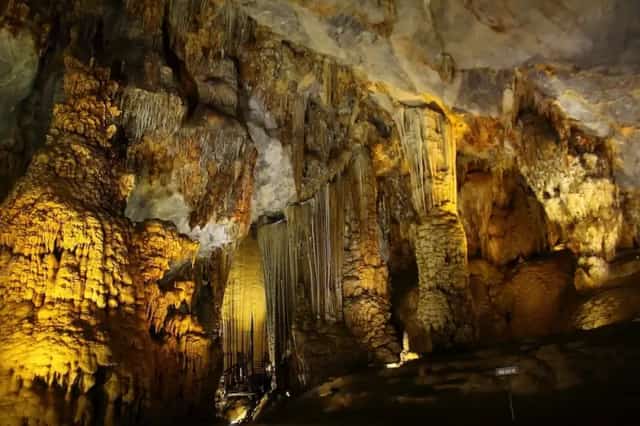 Thien Ha Cave