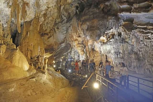 Tuyệt tác hang động Thiên Đường này được thiên nhiên tạo hóa trong lòng đất với sự nguy nga, lộng lẫy và huyền ảo bởi muôn vàn những nhũ đá