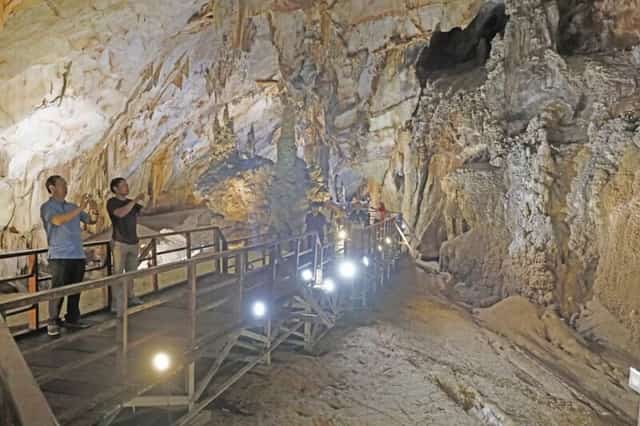 Du khách lưu lại vẻ đẹp của hang động trong Động Thiên Đường