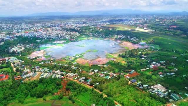 从高空俯瞰天青田园全貌,远眺波来古机场
