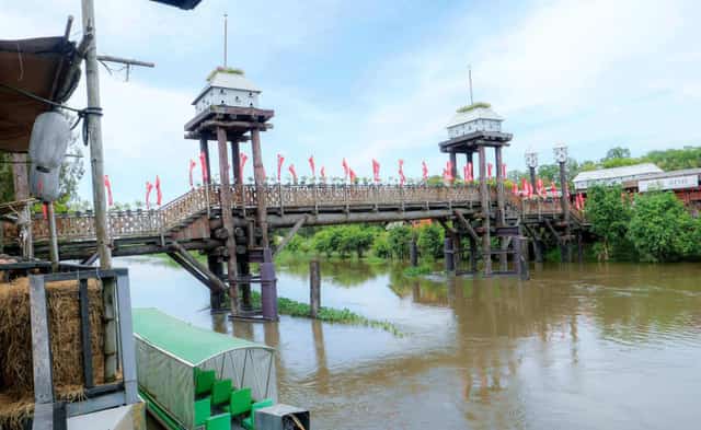 Cây cầu nối hai bờ sông trong phim chính là đường dẫn vào bến thuyền tham quan rừng Trà Sư, An Giang ngoài đời thực