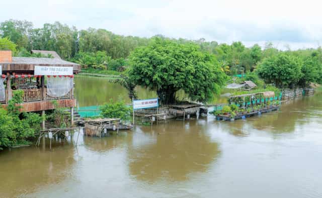 Ban quản lý rừng tràm Trà Sư căng băng rôn hai bên bờ in dòng chữ "Phim trường Đất rừng phương Nam" để lưu giữ kỷ niệm
