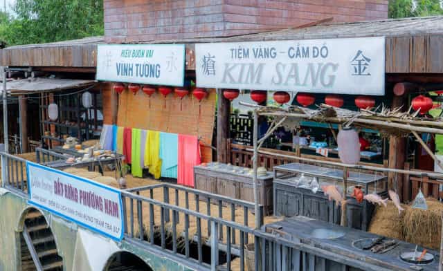 Trên bờ, một số nhà lá, gian hàng, biển hiệu đạo cụ của bộ phim được giữ nguyên trạng để du khách tham quan, check-in