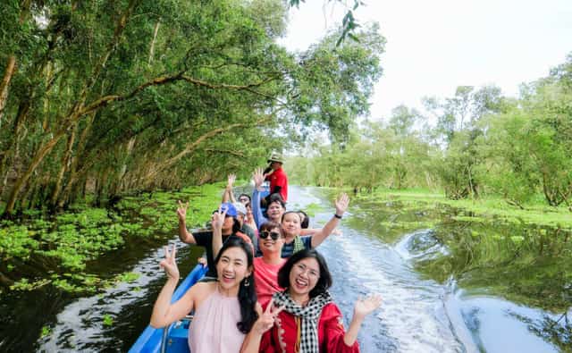 Rừng tràm Trà Sư là địa điểm thu hút rất đông du khách vì thiên nhiên hoang sơ, độc đáo