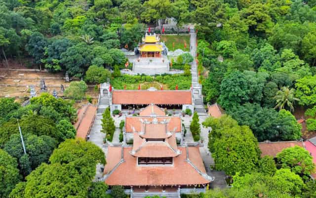Góc nhìn từ trên cao bao quát toàn bộ các tòa điện thờ và đền tháp trong quần thể di tích quốc gia đặc biệt Côn Sơn