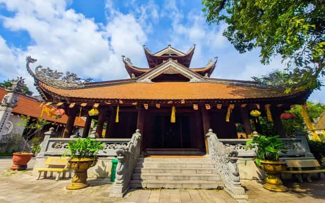 Chính điện Chùa Côn Sơn với mái ngói đao cong và bậc thềm đá chạm khắc rồng tại thành phố Chí Linh, Hải Dương