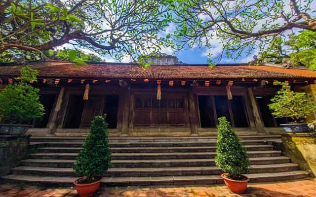 Mặt trước ngôi nhà bái đường cổ kính bằng gỗ với biển tên chữ Hán tại Chùa Côn Sơn, Hải Dương