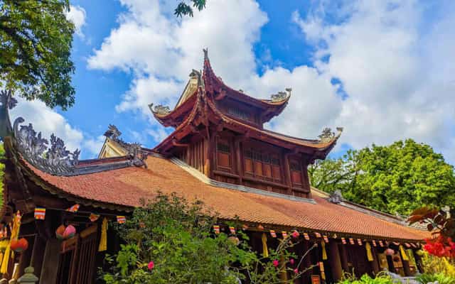 Cận cảnh góc mái đao cong chạm khắc rồng uốn lượn tinh xảo của Chùa Côn Sơn dưới bầu trời xanh
