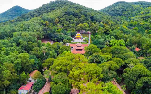Toàn cảnh trục kiến trúc tâm linh của Khu di tích danh thắng Côn Sơn nằm ẩn mình giữa thung lũng núi rừng Chí Linh