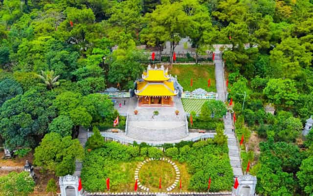 Đền thờ Nguyễn Trãi (hoặc cụm di tích trên sườn núi) với phần mái vàng nổi bật giữa không gian rừng núi Côn Sơn