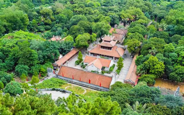 Toàn cảnh kiến trúc Chùa Côn Sơn nhìn từ trên cao, bao quanh bởi rừng cây cổ thụ tại Chí Linh, Hải Dương