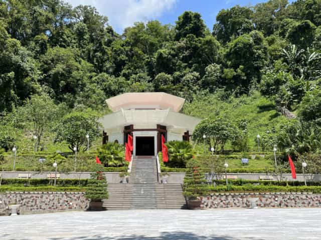 Mặt tiền Nhà tưởng niệm Khu di tích quốc gia đặc biệt rừng Trần Hưng Đạo