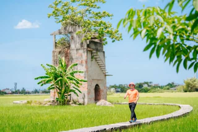 This old brick kiln, nestled amidst lush green rice fields in Vinh Nam hamlet, Duy Vinh commune, Duy Xuyen district, Quang Nam province, is approximately 5km from Hoi An City.