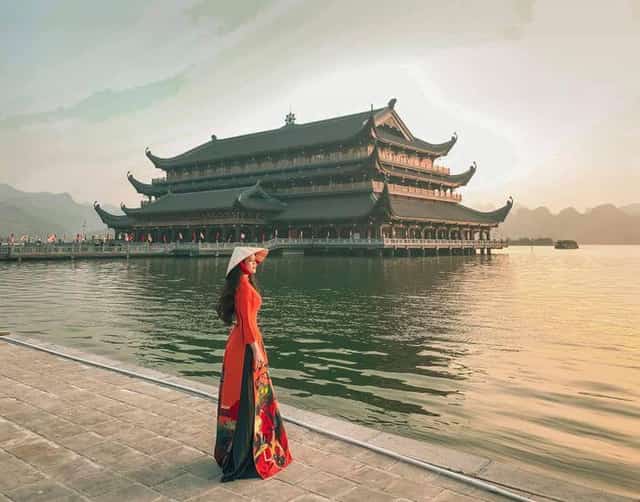 游客走进三祝寺，感受古朴寺庙的清净与宁静。图片来源：河内故事